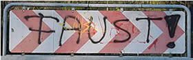 Verkehrsschild mit Grafitti -Faust-